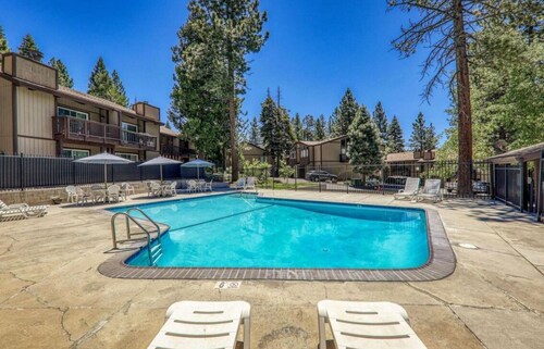 Pets! Walk to Lake! On the Bike Trail! Close to town!