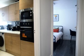 Fridge, microwave, oven, stovetop - 2/3 Bedroom Flat in Stratford Centre | 10min walk to Stratford station| Sleep 6 (London)