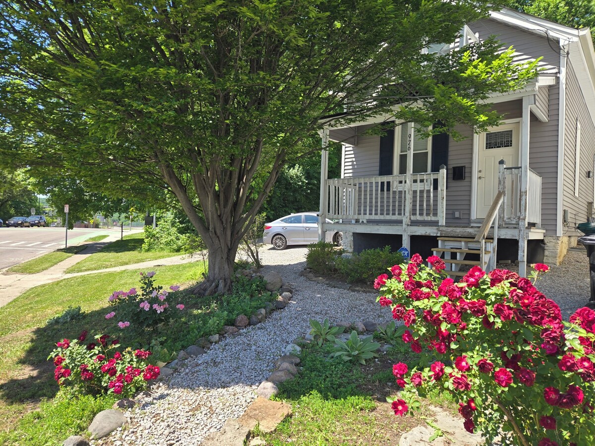 Charming cottage, 3Qn w/ WiFi, Parking, AC walkable to Clftn Nrthsd near dwntwn