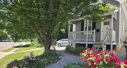 Charming cottage, 3Qn w/ WiFi, Parking, AC walkable to Clftn Nrthsd near dwntwn