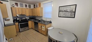 ثلاجة، ميكروويف، فرن، موقد طهي مسطح