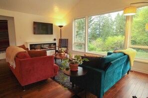 Smart TV, books - Cozy Farmstead with River Views on 80 acres (Stevenson)