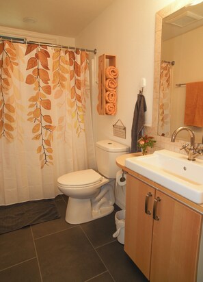 Dusche, umweltfreundliche Kosmetikartikel, Haartrockner, Handtücher