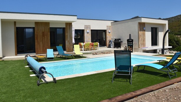 A modern house with a swimming pool, outdoor seating, and a barbecue area. - Villa 8 persons with private pool (Saint-Florent)