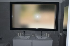 Chuveiro, secador de cabelo, toalhas de banho
