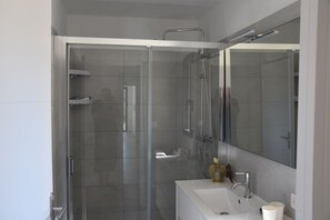 Doccia, asciugacapelli, asciugamani