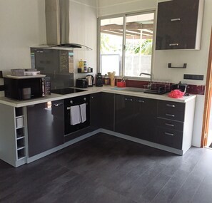 Een koelkast, een microgolfoven, een oven, een kookplaat
