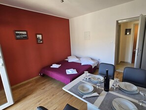 Apartamento | 1 dormitorio y tabla de planchar con plancha