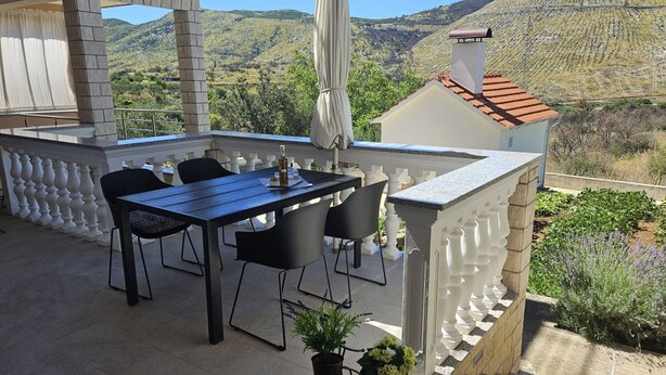 Apartment | Balcony - Apartment in the Coastal Town of Grebastica (Sibenik)