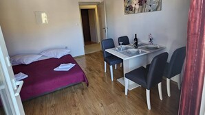 Apartment - Apartment in the Coastal Town of Grebastica (Sibenik)
