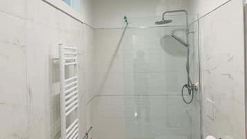 Superior Studio Suite, Lake View | Bathroom
