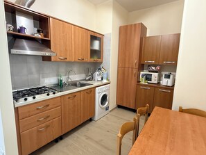 Mikrowelle, Herdplatte, Geschirrspüler