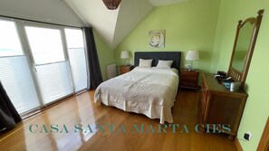 4 bedrooms, iron/ironing board, free WiFi, bed sheets