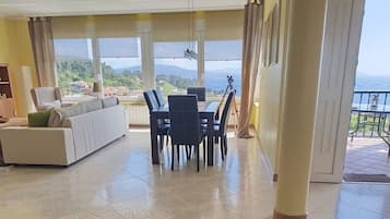 Een smart-tv en een stereo