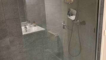 Douche, sèche-cheveux, serviettes fournies, savon