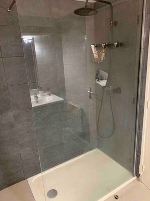 Dusche, Haartrockner, Handtücher, Seife
