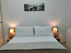 2 chambres, fer et planche à repasser, draps fournis