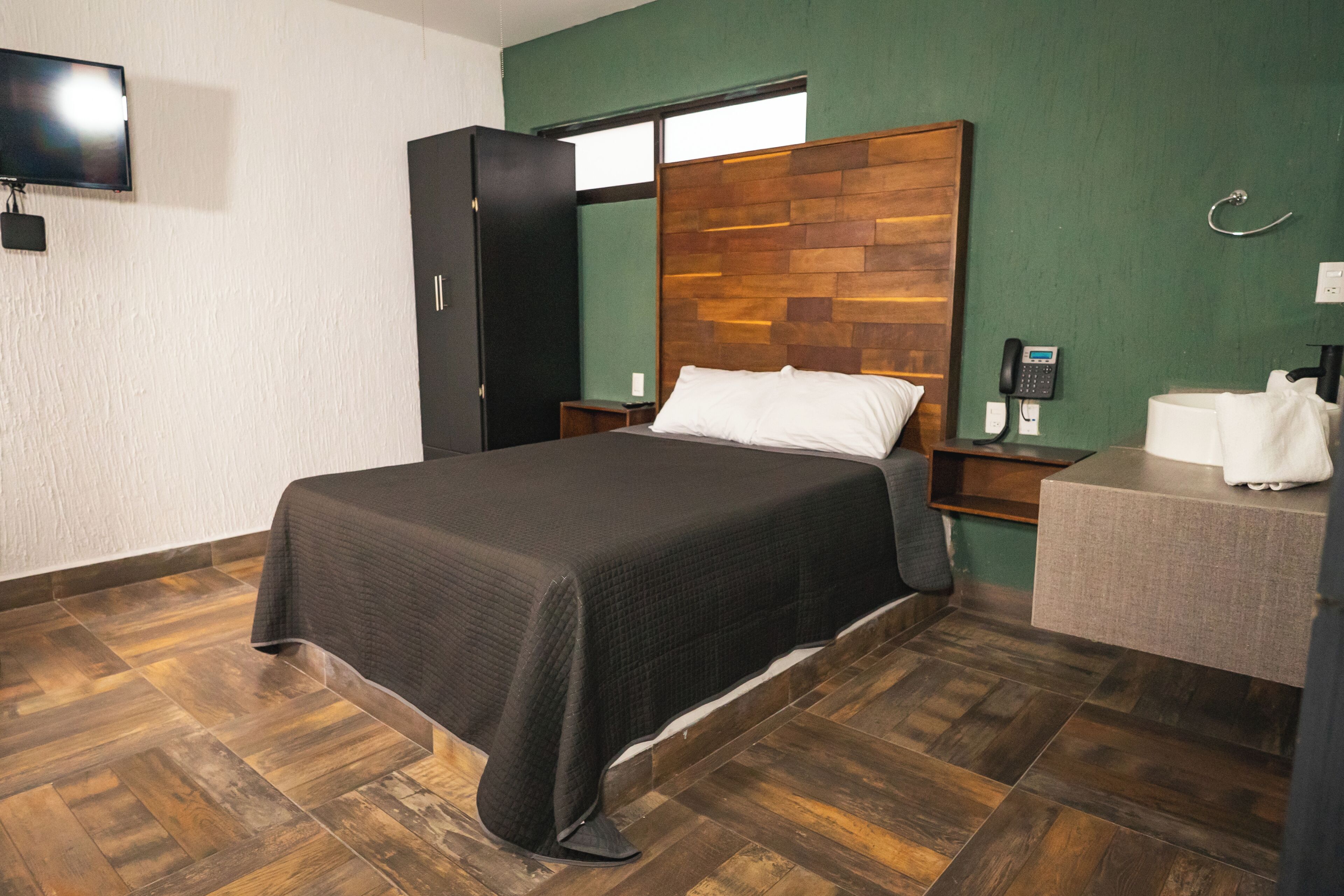 Habitación básica, accesible en silla de ruedas, no fumadores | Tabla de planchar con plancha, wifi gratis, ropa de cama