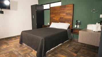 Habitación básica, accesible en silla de ruedas, no fumadores | Tabla de planchar con plancha, wifi gratis, ropa de cama