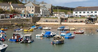 Cozy Holiday Apartment in Porthleven, No Deposit