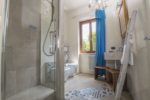 Dusche, Haartrockner, Bidet, Handtücher