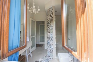 Dusche, Haartrockner, Bidet, Handtücher