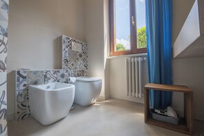 Douche, sèche-cheveux, bidet, serviettes fournies