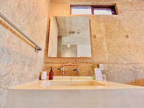 Secador de pelo, toallas, jabón y papel higiénico