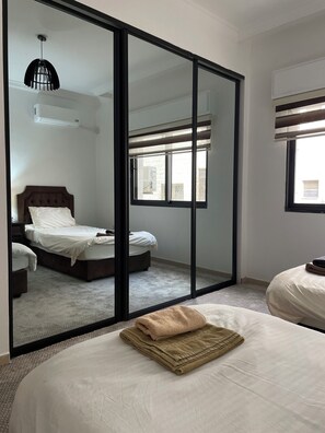 3 habitaciones, tabla de planchar con plancha, wifi y ropa de cama 