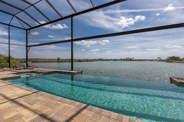 Una piscina al aire libre, una piscina climatizada
