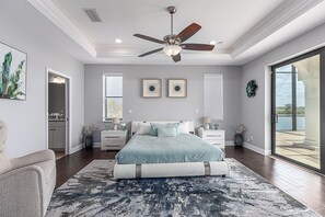 5 Schlafzimmer, Schreibtisch, Bügeleisen/Bügelbrett, Reisekinderbett