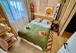 1 quarto, cofres nos quartos, ferros/tábuas de passar roupa