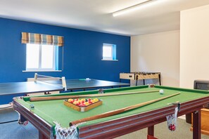 Cottage | Game room - Countryside Retreat With hot Tub, No Deposit (Ashbourne)