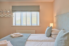 Cottage | 7 bedrooms - Countryside Retreat With hot Tub, No Deposit (Ashbourne)