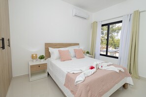 1 habitación, escritorio, tabla de planchar con plancha y cuna de viaje 