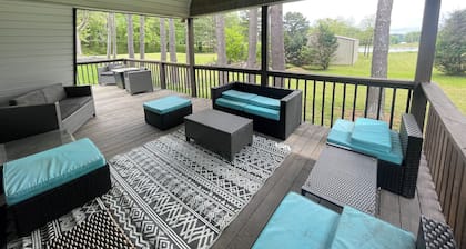 Fisherman’s Paradise 3-bedroom lake house with WiFi, AC in Springville, TN.