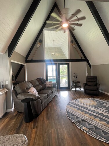 Fisherman’s Paradise 3-bedroom lake view home with WiFi, AC in Springville, TN.