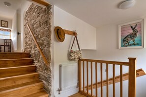 Cottage | Reception - Cottage in North Wales With Hot Tub & Views (Corwen)