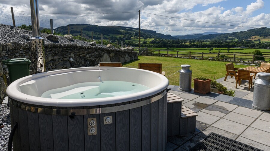 Cottage in North Wales With Hot Tub & Views