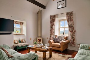 Cottage | Living room - Cottage in North Wales With Hot Tub & Views (Corwen)