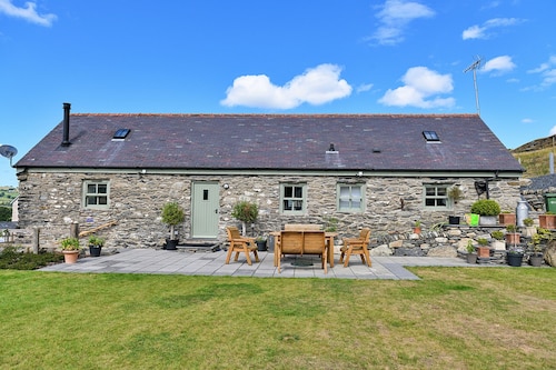 北威尔士带热水浴缸和景观的小屋