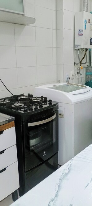 Geladeira, micro-ondas, fogão, cooktop