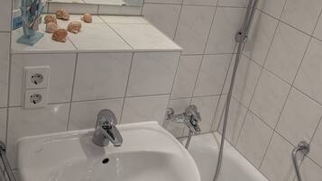 Haartrockner, Handtücher, Seife, Toilettenpapier