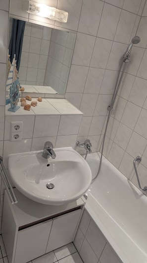 Asciugacapelli, asciugamani, sapone, carta igienica