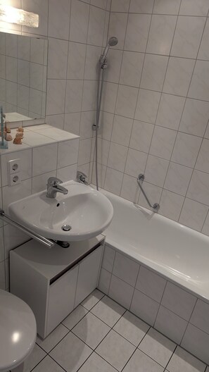 Haartrockner, Handtücher, Seife, Toilettenpapier