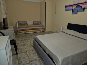 1 habitación, tabla de planchar con plancha, wifi y ropa de cama