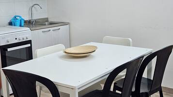 Kühlschrank, Herdplatte, Wasserkocher mit Kaffee-/Teezubehör