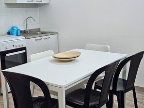 Kylskåp, spishäll, kaffe- och tebryggare och grytor/köksredskap