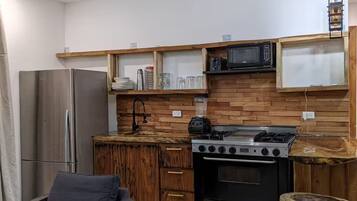 Microondas, utensilios de cocina y olla para cocinar langostas