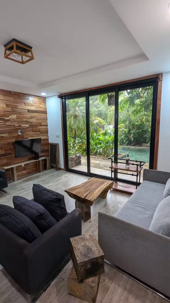 Téléviseur connecté, table de baby-foot, chaîne audio